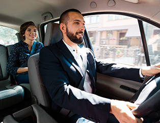 Personne obtenant des clés de voiture