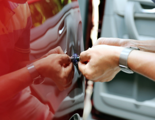 Réparation d'une bosse sur une voiture