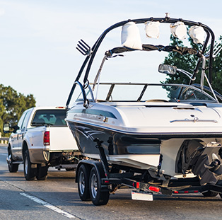 Remorque de wake boat remorquée derrière un camion