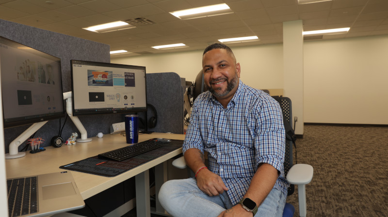 Un employé de Safe-Guard, assis à son bureau, souriait.
